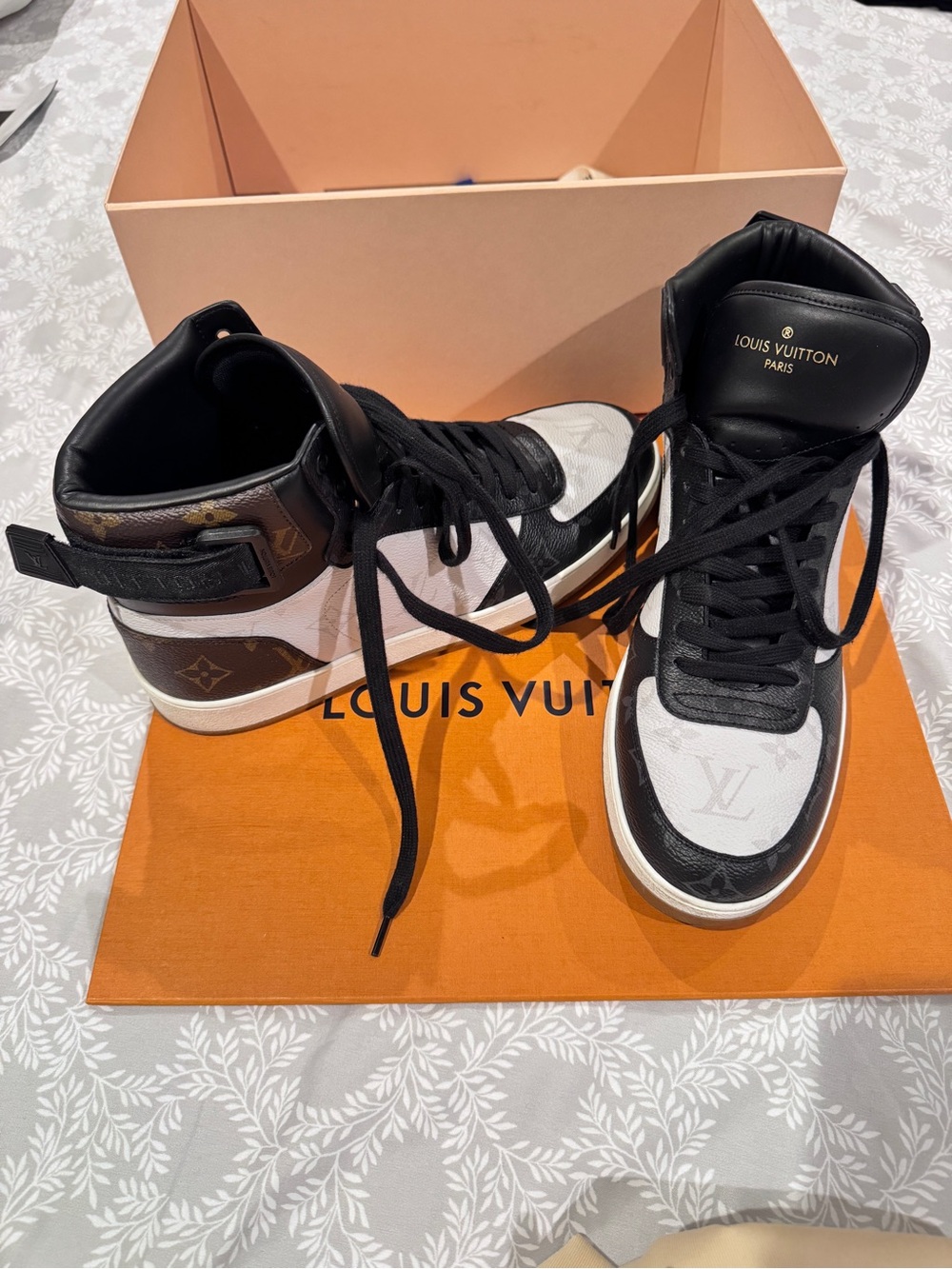 LOUIS VUITTON
Calfskin Monogram Mens Rivoli High Top Sneakers - Picture 2 of 9